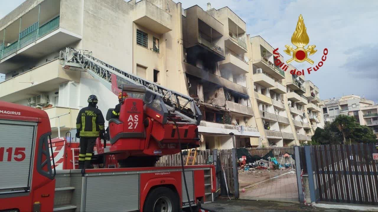 I vigili del fuoco sul posto per spegnere le fiamme