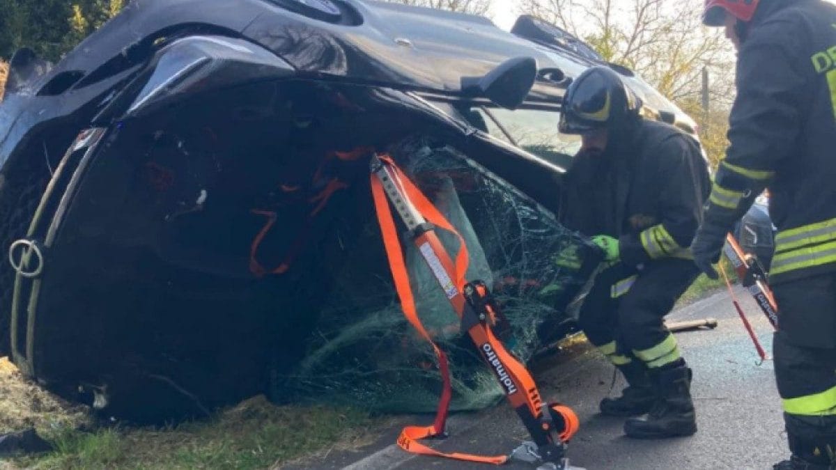 Le operazioni dei vigili del fuoco sull’auto ribaltata