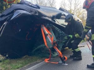 Auto si ribalta con dentro due ragazze: estratte dalle lamiere e soccorse in codice rosso