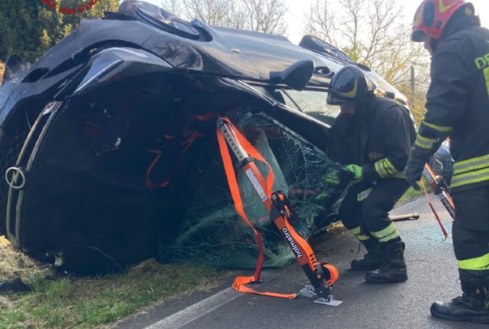 Drammatico incidente a Roma: auto si ribalta, due ragazze estratte d'urgenza in codice rosso.