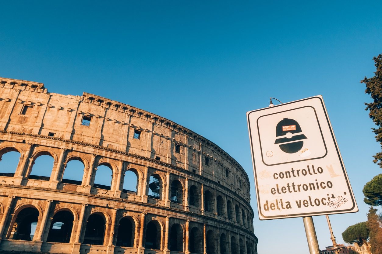 Caos nel traffico romano: scattano multe in zona 30, mappa autovelox al centro storico