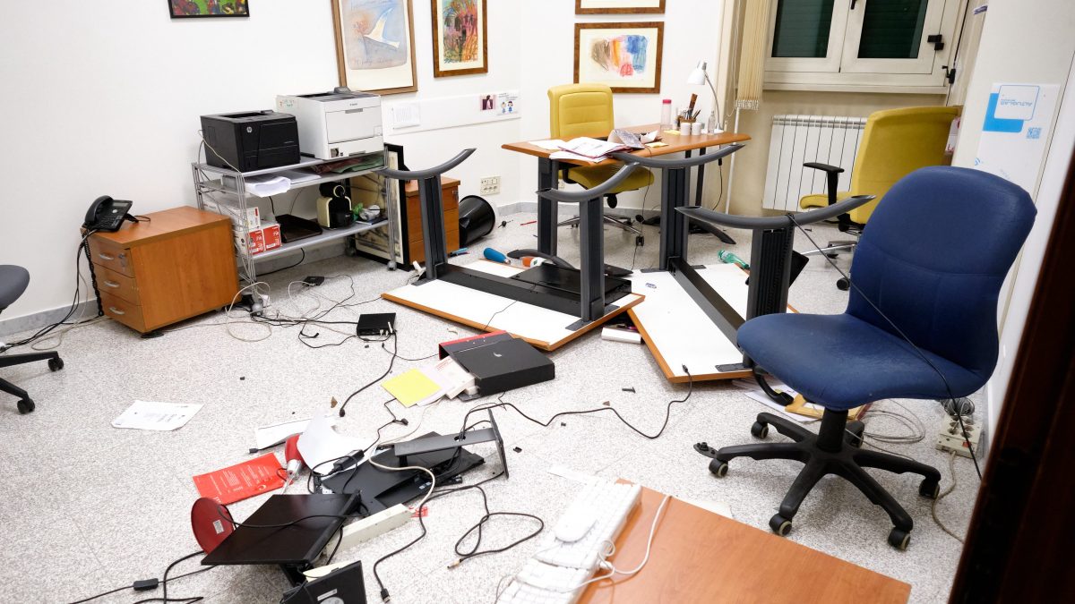 Gli interni della sede nazionale della Cgil dopo la devastazione