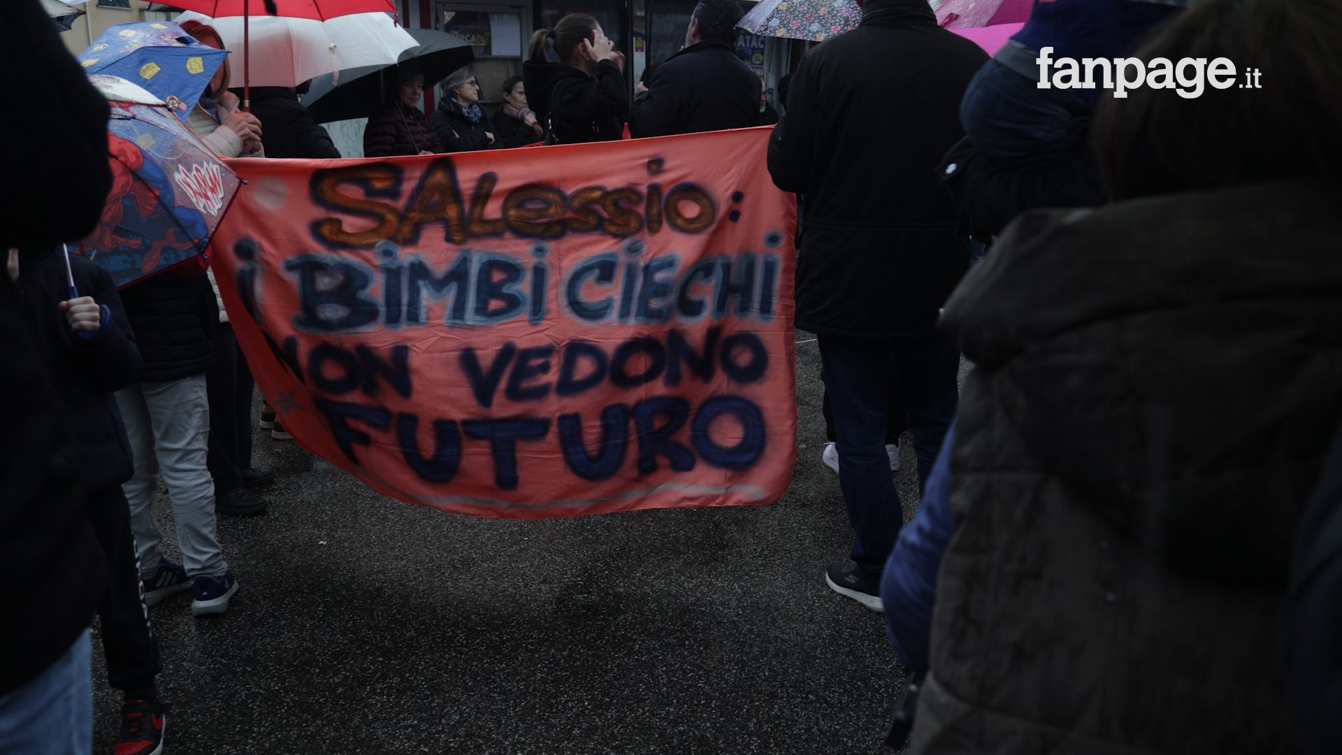 Una protesta di lavoratori e utenti del Sant’Alessio sotto la Regione Lazio