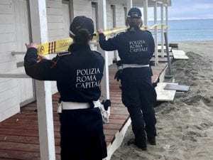 Lo Stato gli dà in concessione il lido ma è abusivo: sequestrato l’Arcobaleno Beach a Ostia