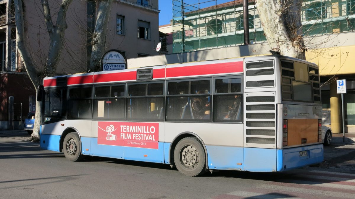 Un autobus di linea fermo in sosta a Rieti