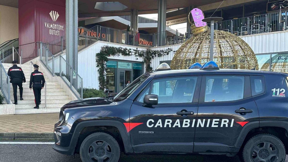 Carabinieri in azione all’outlet di Valmontone