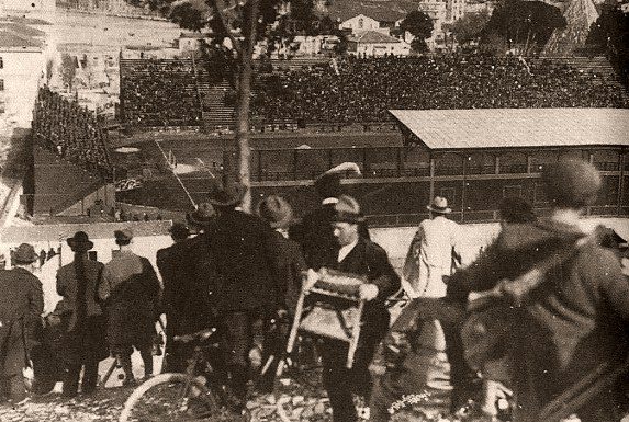 Tifosi giallorossi negli anni Trenta mentre si piazzano su Monte dei Cocci per assistere a una partita