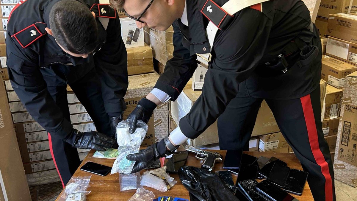 Carabinieri con il materiale sequestrato