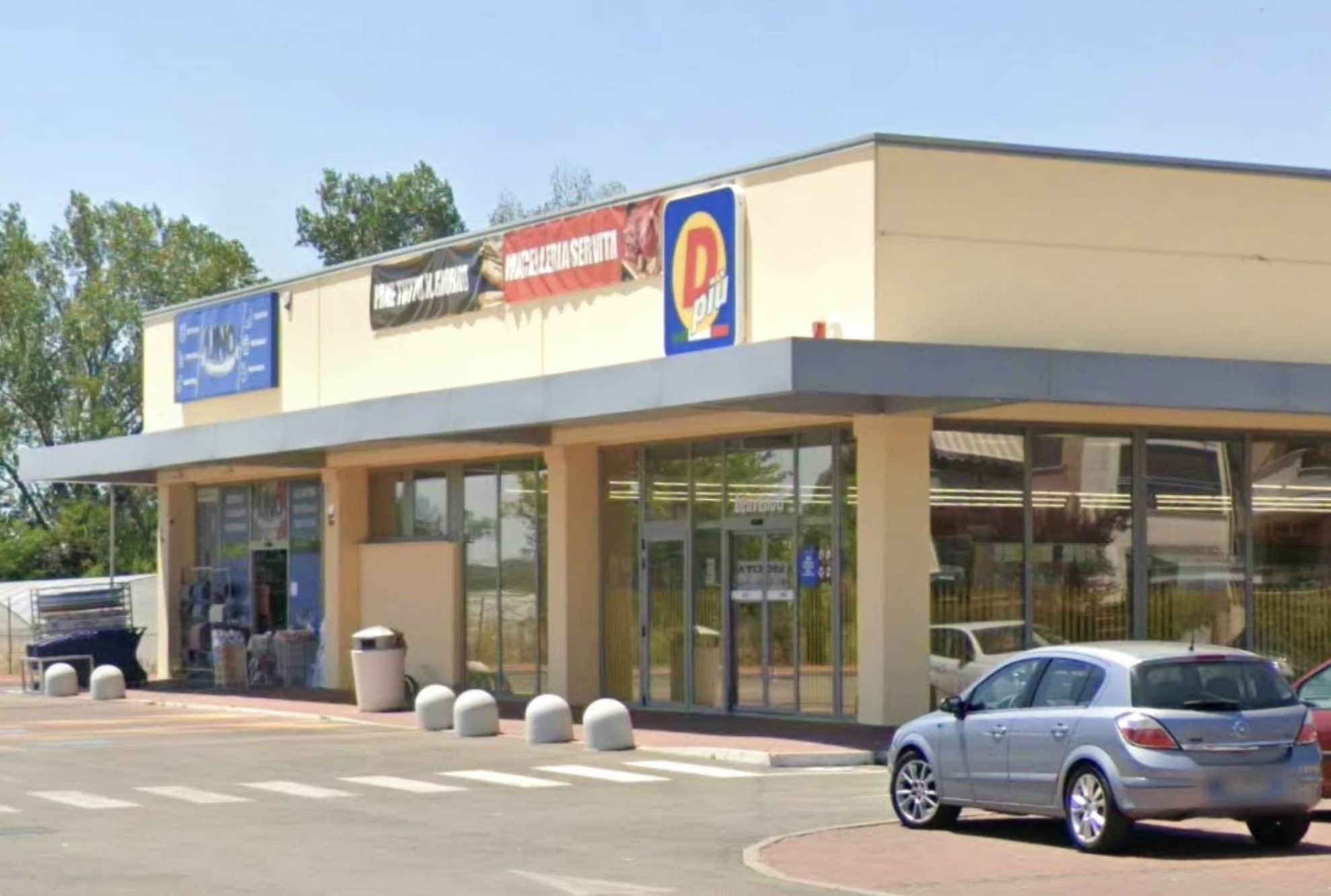 Roma, esplosione notturna al supermercato: ladri in fuga con 10mila euro