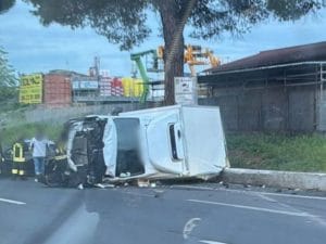 Attraversa a piedi il Grande Raccordo Anulare: pedone muore investito da furgone, il mezzo si ribalta