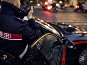 Si finge poliziotto, aggredisce e rapina un 14enne alla metro San Giovanni di Roma: arrestato 27enne