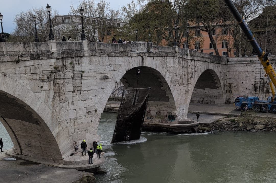Autogru solleva la piattaforma galleggiante strappata alle banchine durante la piena alluvionale di fine febbraio
