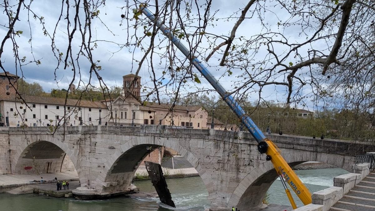 Autogru solleva la piattaforma galleggiante rimasta da oltre un mese incagliata sotto a Ponte Cestio | Foto inviata da un lettore a Fanpage.it