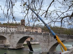 Piattaforma gigante alla deriva sul Tevere, è finita nel fiume durante le piogge invernali