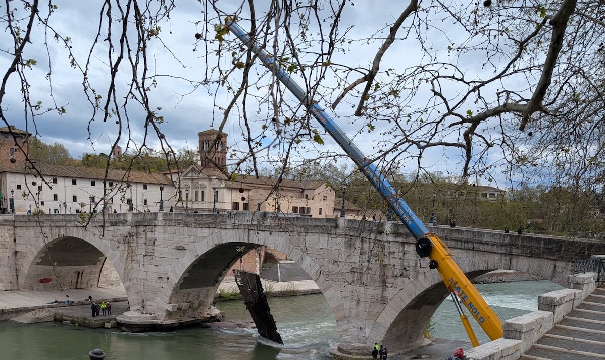 Allarme sul Tevere: piattaforma gigante alla deriva travolge Roma in piena notte