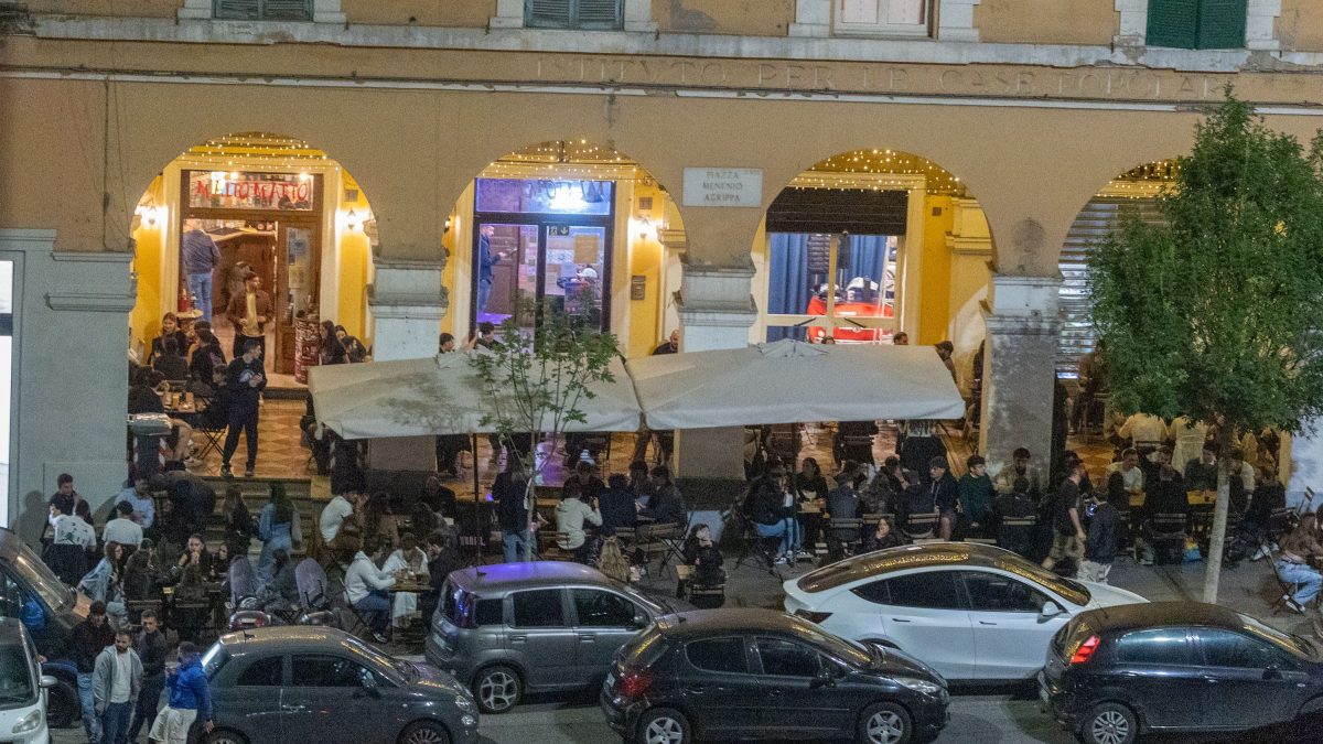 Movida notturna in piazza Sempione a Roma