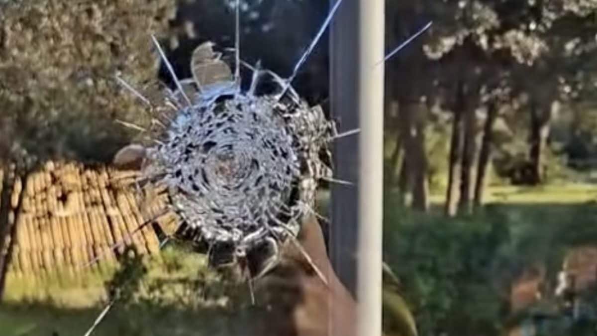 La vetrata danneggiata dell’Ohana a Infernetto