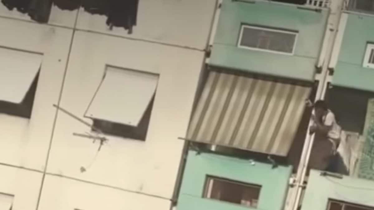 Uno dei due ragazzi in fuga attraverso il balcone
