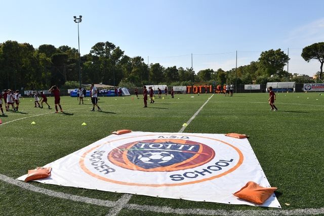 Giallo a Roma: sequestrati conti della Totti Soccer School, indagini sul fratello del campione giallorosso