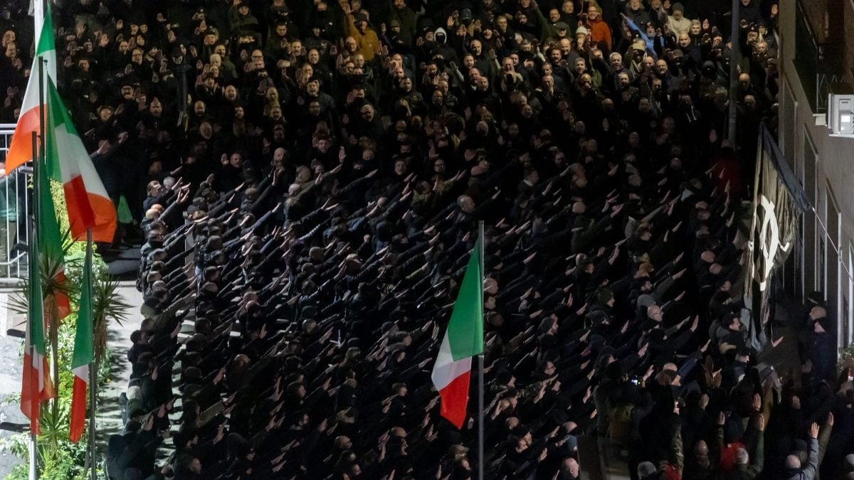 Militanti neofascisti riuniti ad Acca Larentia durante le celebrazioni dell'anniversario