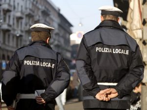 Truffa dei falsi agenti della polizia locale di Roma: convincevano gli anziani a uscire di casa