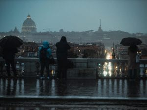 Allerta meteo Roma e Lazio anche per domani, parchi e cimiteri ancora chiusi a Fiumicino e Fregene