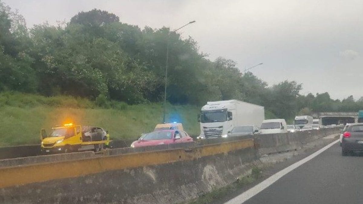 L’auto in fiamme sul Gra