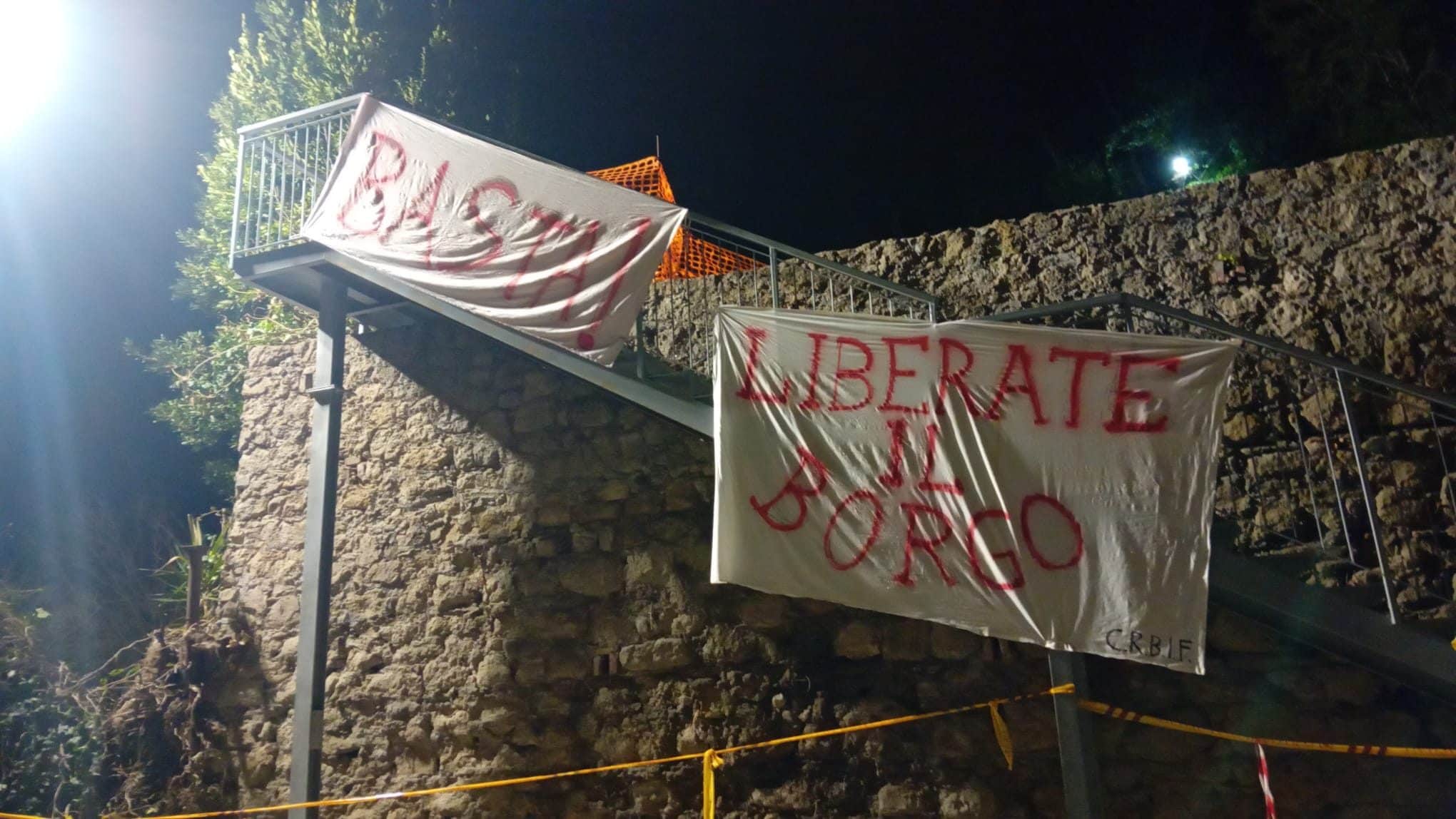 Gli striscioni appesi a Isola Farnese.