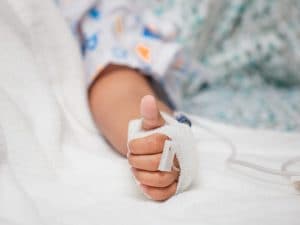 Bimbo di 2 anni muore dopo un’operazione al cuore: chiesto processo per tre consulenti per una falsa perizia