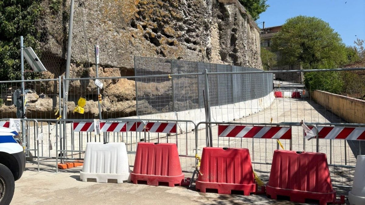 Una delle vie d’accesso al borgo bloccate.