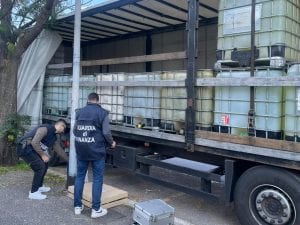 Il gasolio di contrabbando arriva nei distributori di Roma: tagliato con zolfo e acqua, danneggia i motori