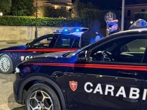 “Vuoi salire a casa con noi?”: in tre fanno ubriacare una donna, la prendono a pugni e le rubano gli orecchini