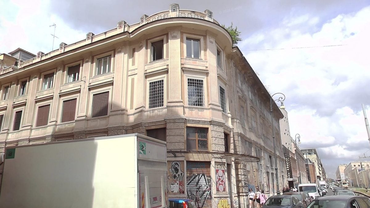 La facciata dell’ex cinema Apollo ad angolo fra via Cairoli e via Giolitti (Foto da Google Earth)