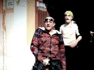 Ai domiciliari scende in strada a Ostia per aggredire la troupe di Fuori dal Coro: portato in carcere