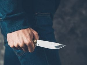 Accoltellato davanti un B&b: 20enne ferito chiede disperatamente aiuto bussando alle porte delle case