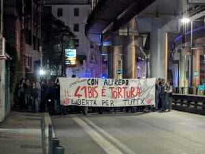 Tensioni al corteo anarchici per Cospito a Roma, poliziotto colpito e ferito da bottiglia