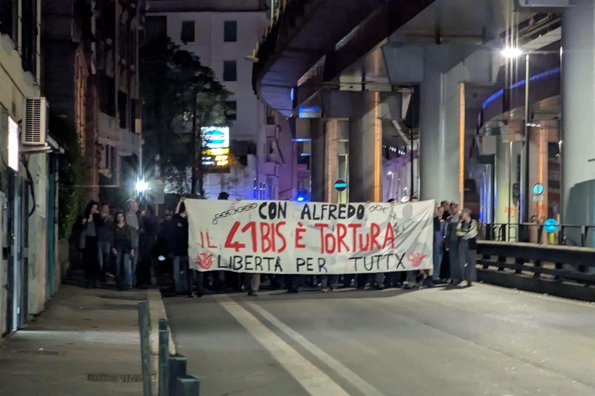 Tensioni al corteo anarchici per Cospito a Roma, poliziotto colpito e ferito da bottiglia