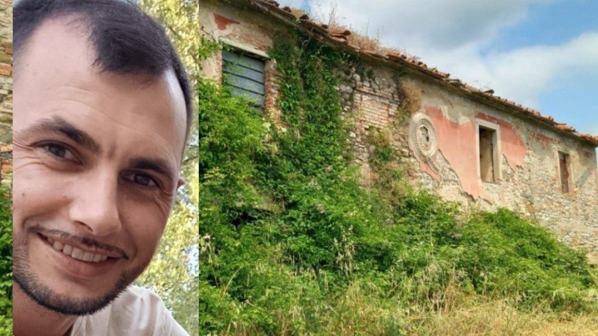 Vasile Frumuzache a sinistra. Sullo sfondo il casale nel terreno in cui sono stati ritrovati i corpi.