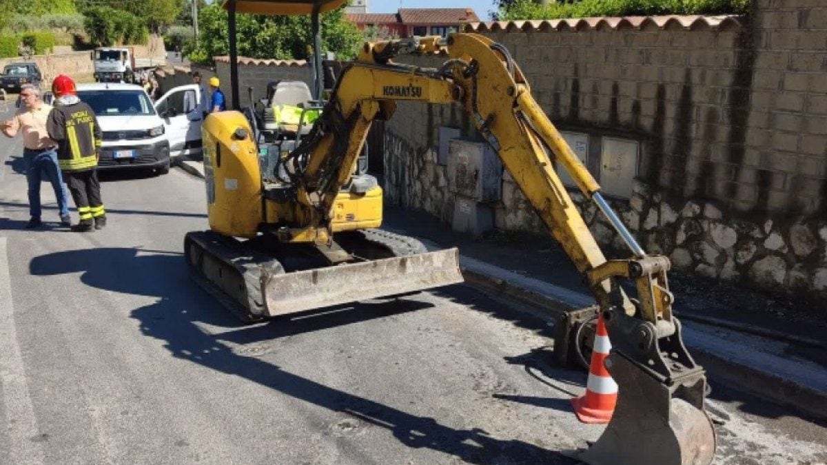 I vigili del fuoco al lavoro per la fuga di gas a Riano