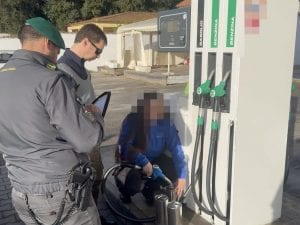 Gasolio pericoloso a Roma, rischiava di far esplodere le auto: sequestrati 24mila litri di carburante