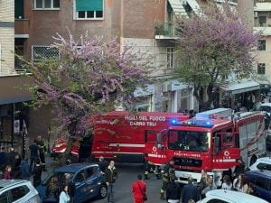 Esplosione in un appartamento a Garbatella: vigili del fuoco e ambulanza sul posto, residenti evacuati