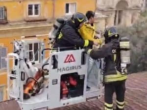 In fiamme l’attico di un palazzo all’Esquilino oggi, pompieri salvano sul tetto due persone intossicate