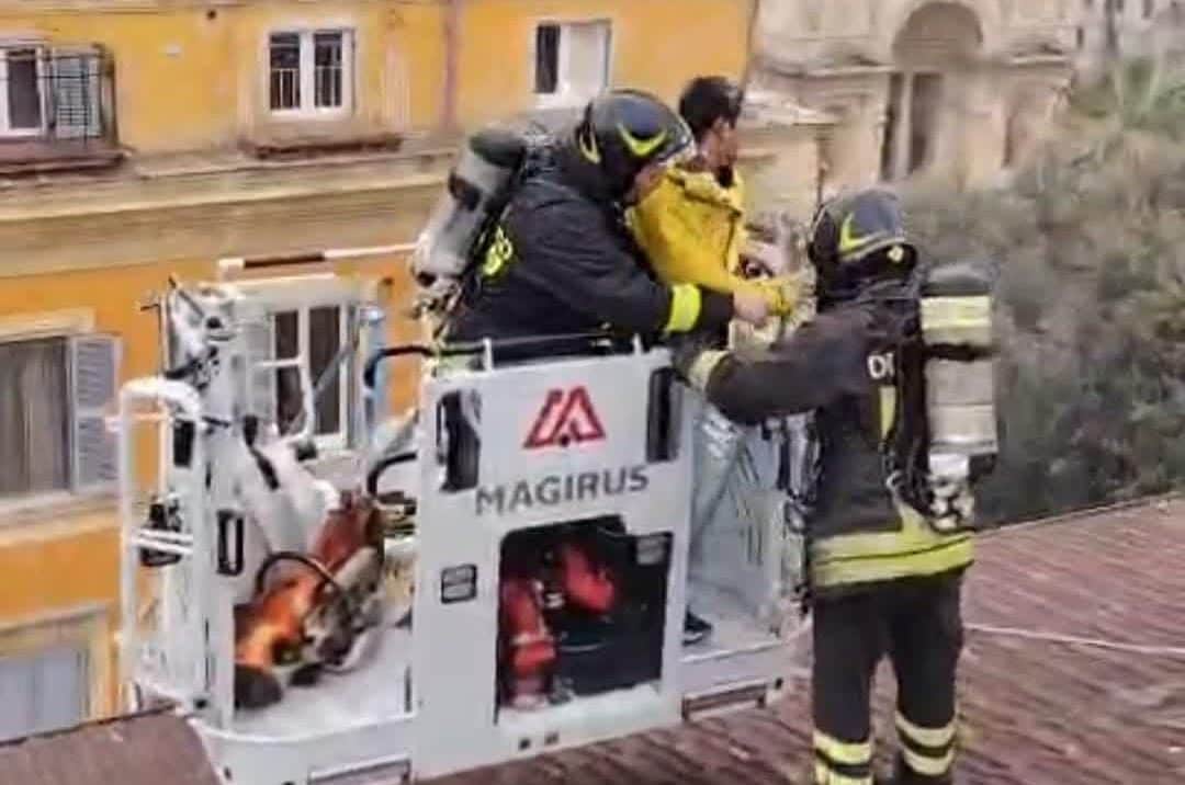 Allarme a Roma: incendio devasta attico all'Esquilino, pompieri salvano due intossicati in extremis