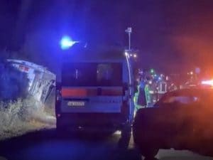Travolto da un’auto mentre cammina in via Coccia di Morto a Fiumicino: morto un uomo, gravi tre giovani