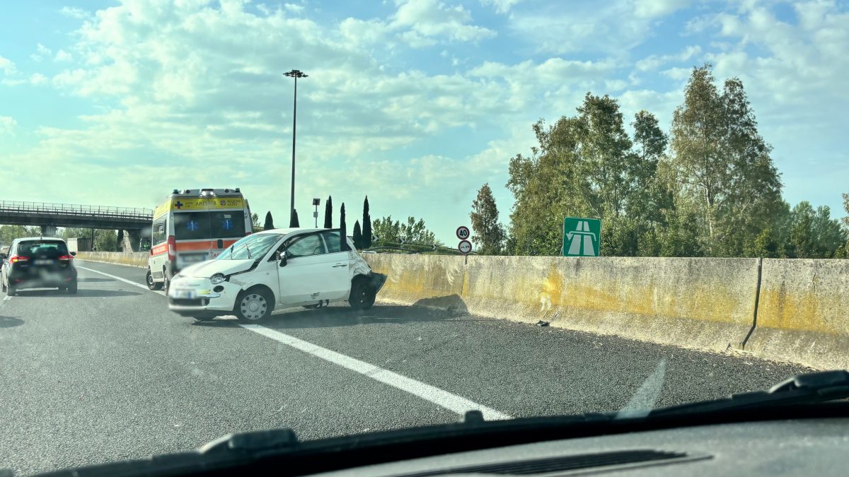 L’immagine dell’incidente, foto inviata da una lettrice a Fanpage.it.