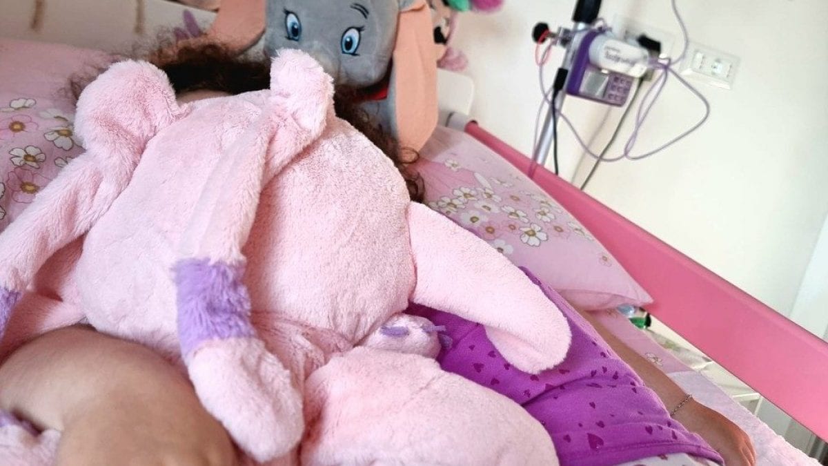 La piccola Lavinia nel suo lettino circondato dai macchinari.