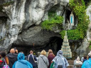 Pellegrinaggio a Lourdes, truffa da 40mila euro ai fedeli: tour operator a processo
