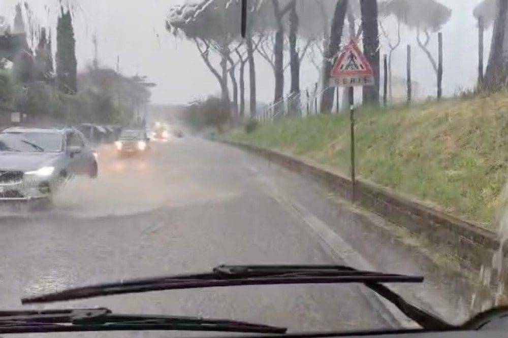 Caos a Roma per il maltempo: strade allagate dal temporale odierno