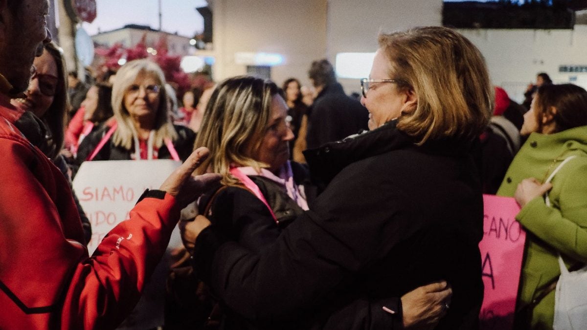 L’abbraccio tra la mamma di Federica Mangiapelo e Federica Torzullo alla fiaccolata Rumorosa (Foto di Giosiana Giuliani)