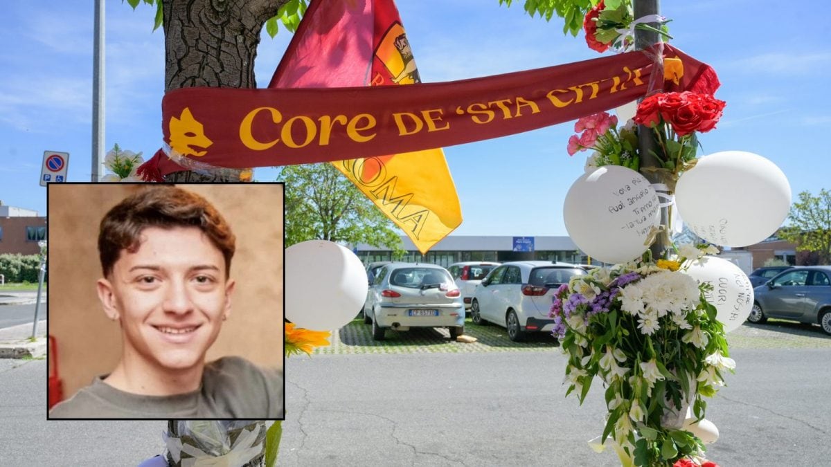 Sciarpe, fiori e palloncini in ricordo di Mattia Rizzetti (Lapresse)